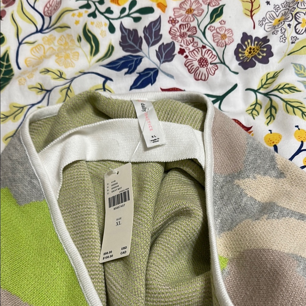 Daily Practice Floral Patterned Sweater - Green and Beige - Picture 3 of 3